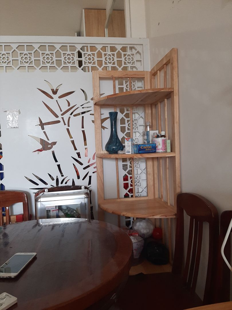 hơi cập kênh 1 xíu nhưng k sao, kê miếng giấy là được, 2 vợ chồng lắp 15p là xong, khá ổn, đựng được nhiều đồ.