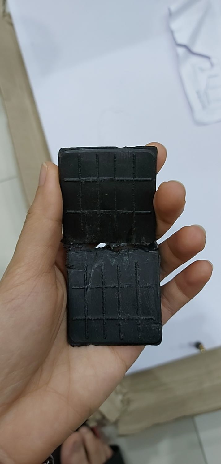 Đã nhận được sản phẩm. Nhưng các nẹp lề bị gãy nên không thể gắn được, vít thiếu nên gắn lên nhìn rất yếu không thể sử dụng được.
- Shop cần kiểm tra kỹ hàng trước khi gửi đến khách hàng.
- yêu cầu shop gửi hai con vít vặn cố định chân bàn
- 2 nẹp nhựa đen bị gãy như hình.