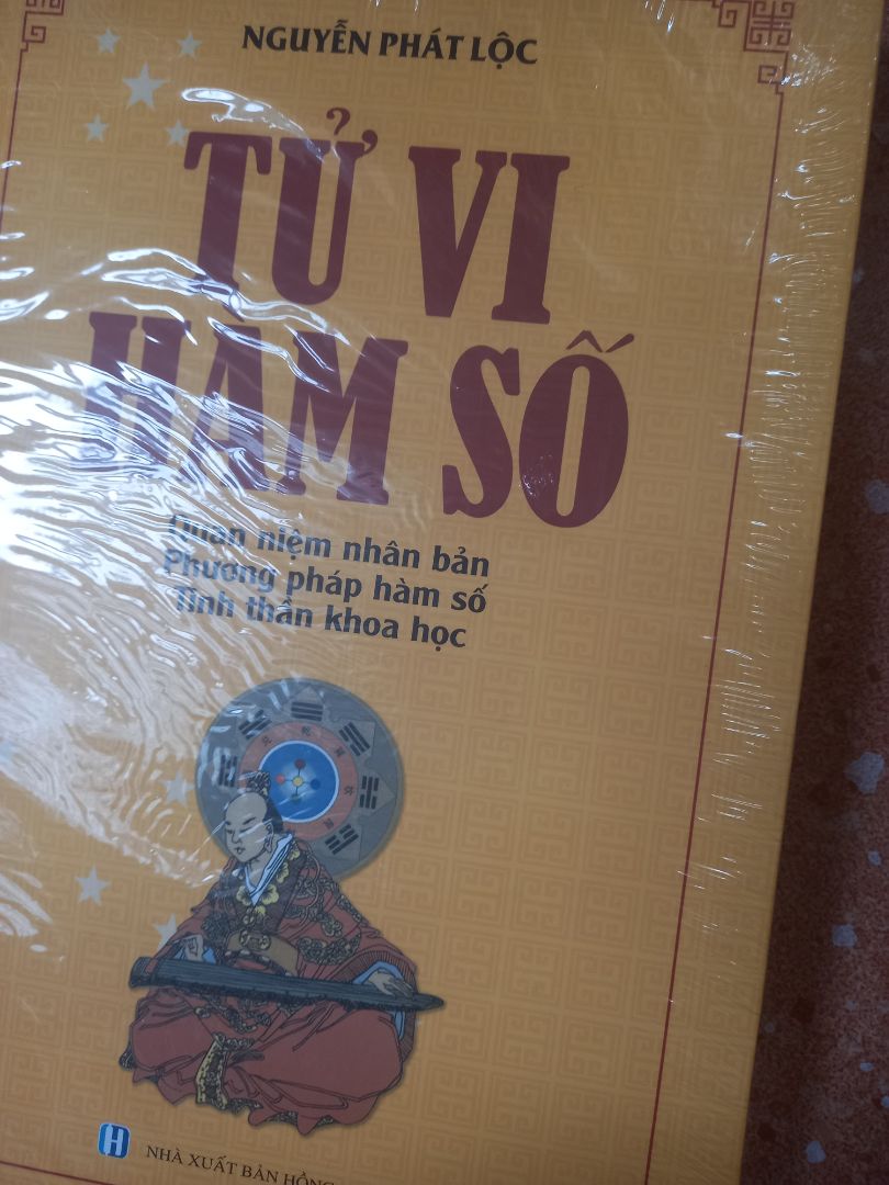 giao hàng rất nhanh, hôm qua đặt hàng hôm nay đã nhận được, shop bọc hàng rất cẩn thận, tuy nhiên có bị đen bẩn 1 ít ở phần đầu sách, cũng buồn thật