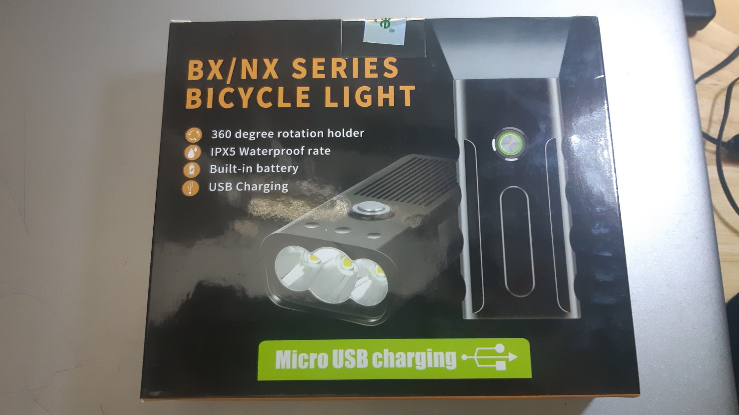 - Rất ưng ý. Giao hàng nhanh, đóng gói tốt. 
- Đèn chính trước nhìn cực cool. Liền lạc. Nút nhấn chế độ có dán tấm kim loại nhỏ bấm mát tay :) 
- Nhìn bên ngoài sản phẩm chống nước tốt.
- Bát gắn chặt. Đèn có thể xuay 360 độ theo phương ngang.
- Bật max sáng thân đèn nhiệt độ hơi ấm nhẹ. Đèn sáng tỏa tốt
- Độ sáng đèn hơi yếu . Độ sáng thực tối đa khoảng 250-300 lumen.
- Chưa *** pin nên cũng không biết đèn max sáng bao lâu. Nhưng thời gian sáng không phải là vấn đề nếu thay 2 cục pin sạc xịn 3500mAh

- Đèn sau đi kèm cảm quan chống nước tốt. Chất lượng tốt. Độ sáng cao, nhiều chế độ chớp

Kết luận :
Sản phẩm chất lượng, đèn trước độ sáng hơi yếu nhưng rất rất đáng mua trong tầm giá. tiền.