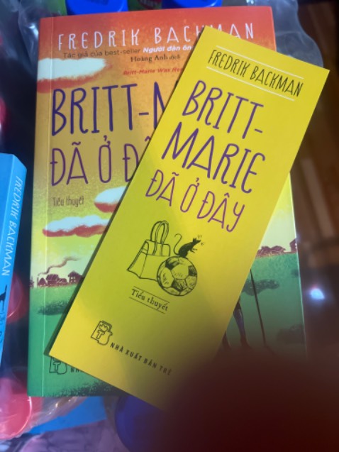 Sách mới, bọc trong màng co. In đẹp, siiiu thơm. Kèm theo sách là 1 chiếc bookmark siêu to khổng lồ.
Truyện này mình đã nghe trên fonos trên 3 lần, mua thêm sách giấy để đpcj vì nội dung quá hay, cái kết cảm động, mở để người đọc tự suy ngẫm. Xứng đáng 5* cho cả Tiki và quyển này.