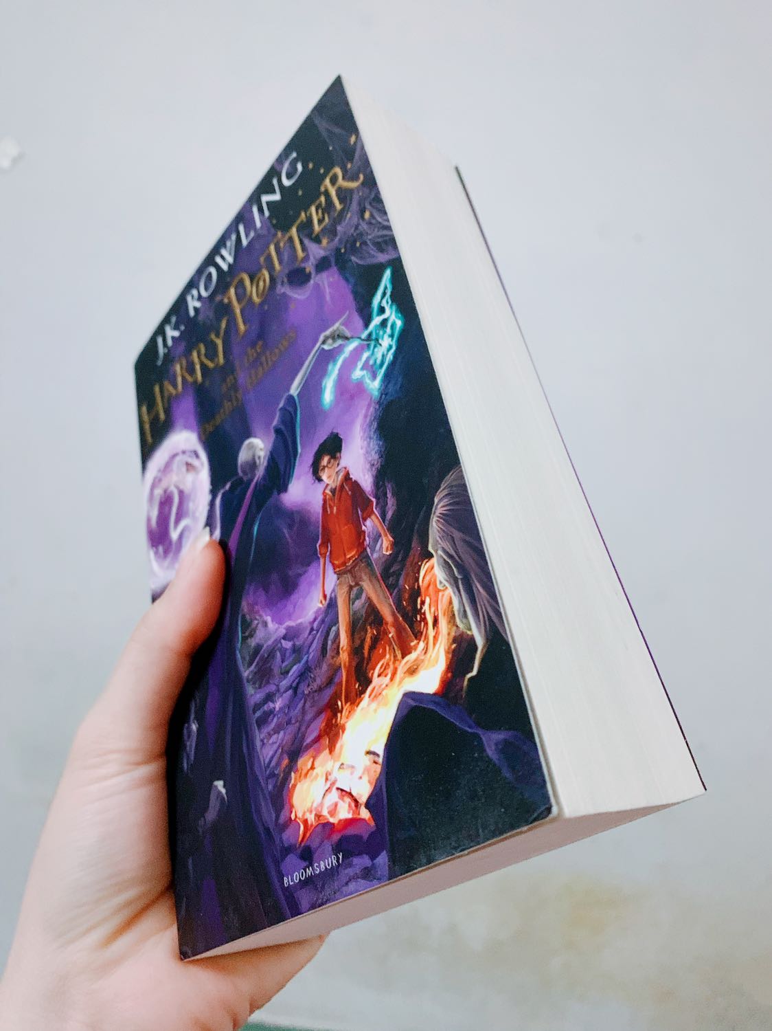 Sách rất đẹp, giấy còn thơm mùi gỗ, ko có lỗi dính trang hay gập trang. Dù Tiki giao hàng chậm hơn so với thời gian báo trước nhưng mình đặt hàng trong khi đang áp dụng chỉ thị 16 tăng cường nên mình ko có ý kiến gì cả. Hôm nay sách về mình cũng khá bất ngờ và vui vì 14 ngày giãn cách tiếp theo có sách để đọc rồi. Cảm ơn tiki nhiều lắm 🥰🥰🥰🥰