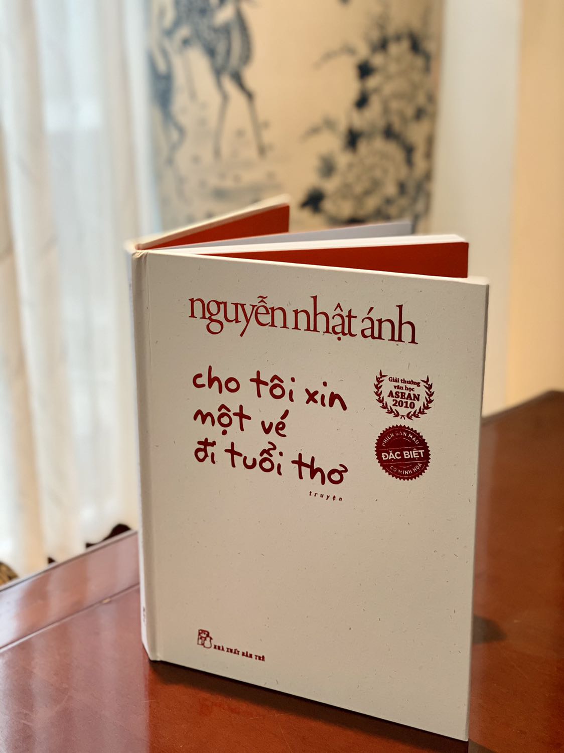 - Tiki giao hàng nhanh chóng tuy nhiên đóng gói chưa được cẩn thận (hầu như đơn hàng nào cũng không chèn thêm giấy vào hộp mặc dù hộp khá to so với kích thước sách) 
- Phiên bản đặc biệt nên rất chỉnh chu về mặt hình thức, khổ sách to, bìa cứng, cầm chắc chắn. Chất lượng giấy tốt, minh họa màu đẹp. Tựa sách & hình minh họa trên áo sách được in nổi rất lạ mắt ??
- Kết thúc truyện còn có thêm phần truyện tranh khá dễ thương, cảm giác đây là sản phẩm 2 trong 1  vừa truyện chữ vừa truyện tranh. Sản phẩm cũng rất phù hợp cho các bạn thích sưu tầm sách đẹp ???
