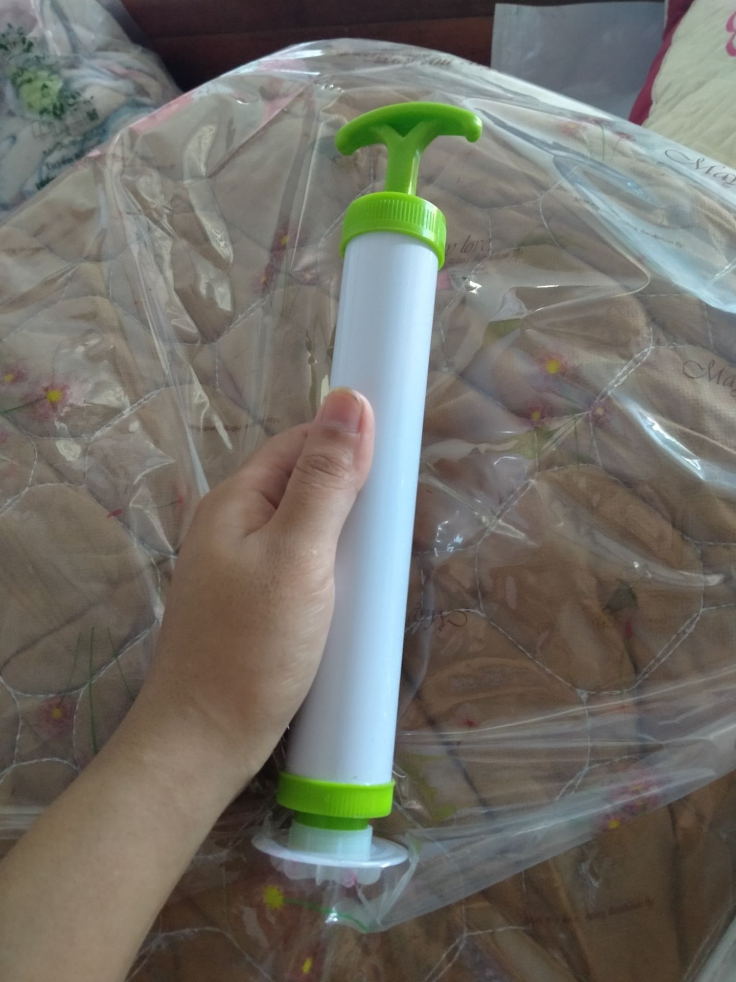 sản phẩm ok, đóng gói cẩn thận mỗi tội là cái bình hút chân không bằng tay làm hơi mệt hút mãi mới được xíu hơi