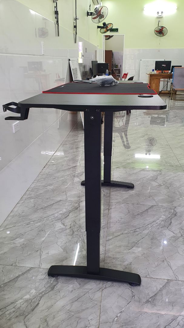 Bàn thiết kế tốt, khung sắt chắc chắn, vững. Hướng dẫn rõ ràng, dễ lắp đặt.