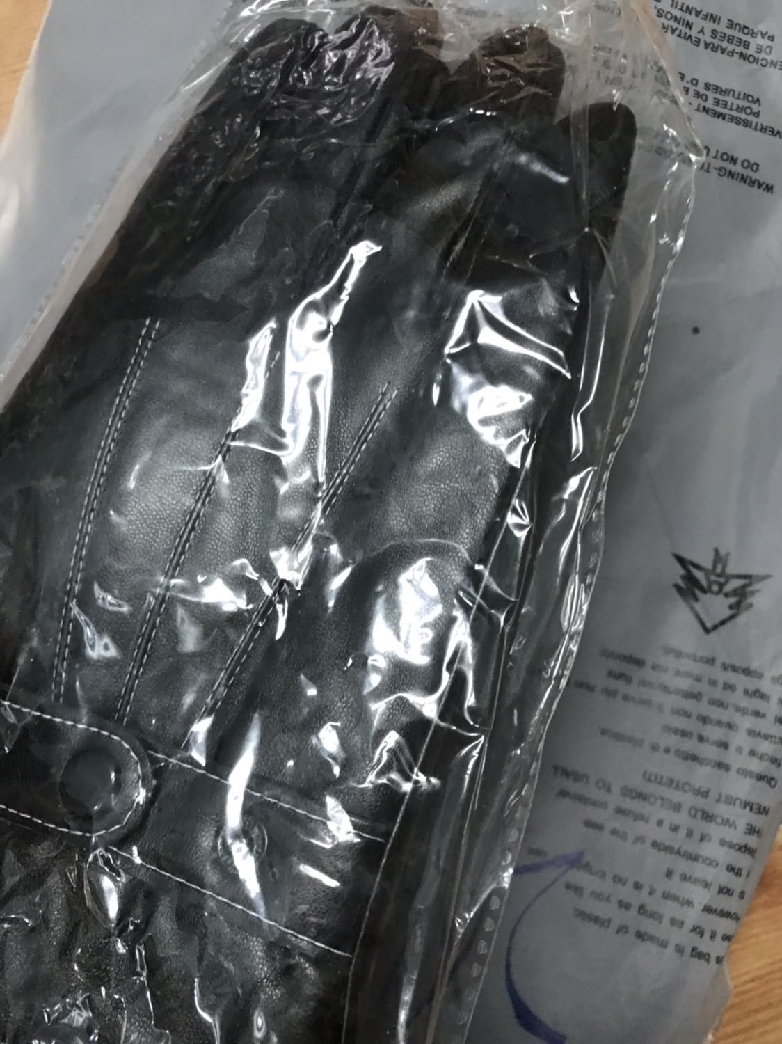 Sản phẩm đẹp quá, chất lượng rất tốt, mềm mại đùng rất ấm áp, sản phẩm cảm ứng khá ok, nỉ nên đeo vào tay vừa, dễ cử động, bó sát vào tay nên rất rể dùng như tay thường, mẫu mã đẹp, khá hợp thời trang, rất tuyệt vời, chất lượng tốt giao hang nhanh, nhân viên nhiệt tình, nhanh nhẹn và nhẹ nhàng, hài long tuyệt đối ????????????????????????????????????????????????????????????????????????????