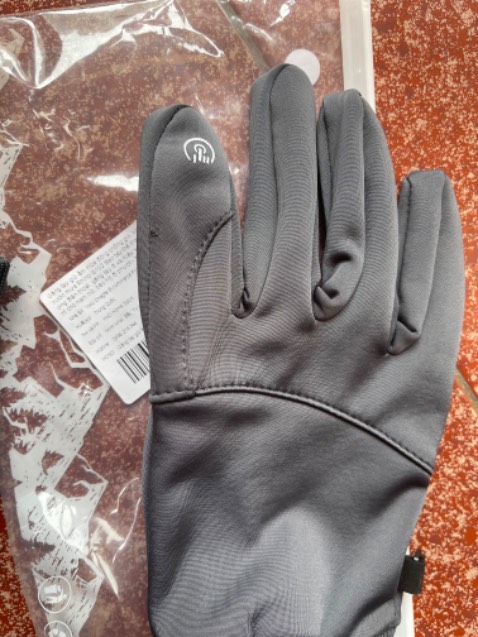 Giao cho mình găng tay bị rách ngón tay trỏ