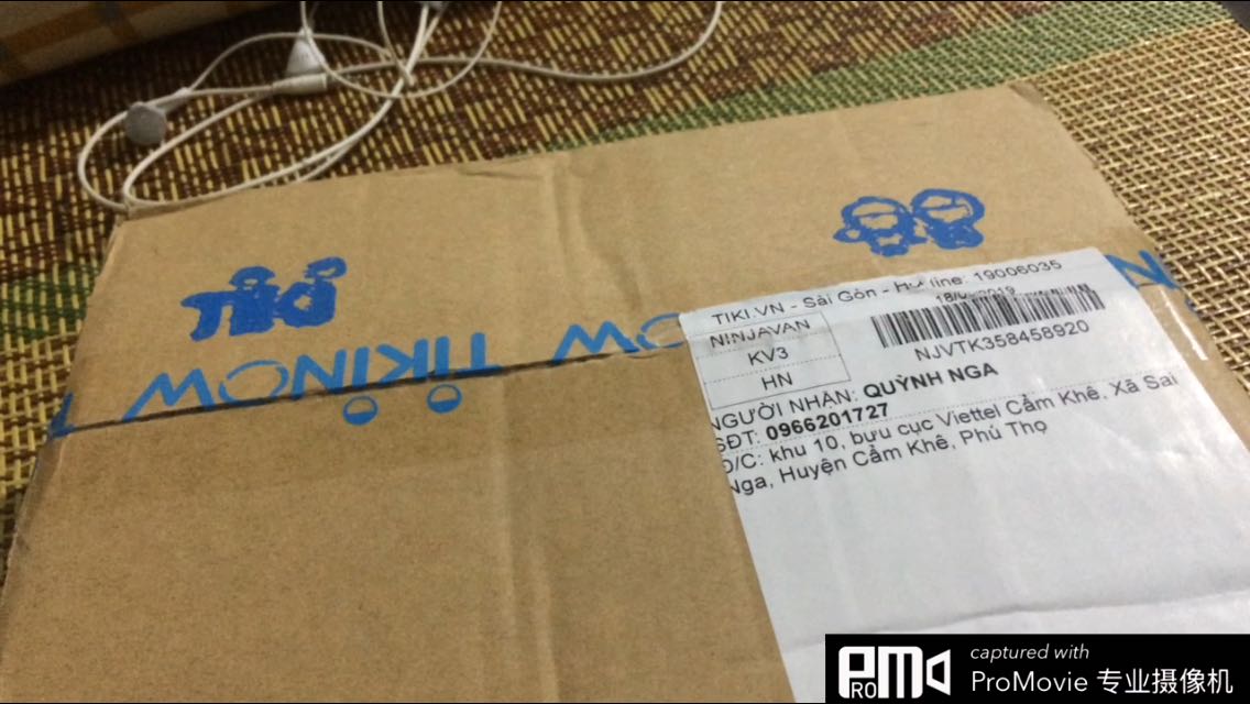 • Tiki đóng gói chắc chắn, giao hàng tiêu chuẩn trc hẹn, đặt 17/5 đến 22/5 nhận hàng.
• Chai xịt khoáng to cầm chắc tay, còn nguyên bọc nilon kín từ nắp xuống thân chai, TUY NHIÊN ở vòi xịt lại có VẾT BẨN, có khi nào bị bẩn khi sản xuất??
• 1 điểm trừ nữa là thân chai có vết móp nhỏ, ở phía dưới mã vạch như mình chụp ảnh, chắc do khi đóng gói chai kim loại dễ móp, k ảnh hưởng chất lg sp bên trog thôi ksao
• M đã xịt thử luôn, tia ra đều mịn dễ chịu, có đọng lại giọt nc trên vòi sau xịt. Nhiệt độ hiện tại 26 độ, xịt lên mát mặt hẳn, 1 lúc sau ngấm vào da mịn, mềm, k rít, k nhờn. Da m da dầu, mụn ẩn. Ngồi rảnh 1 lúc lại xịt cấp nc cho da =)) Sau này tác dụng tnao m sẽ update
Mua đc lúc sale còn 109k ship tỉnh 18k. Okela phết đó chứ. Chai to dùng chắc lâu.
Tks Tiki ?