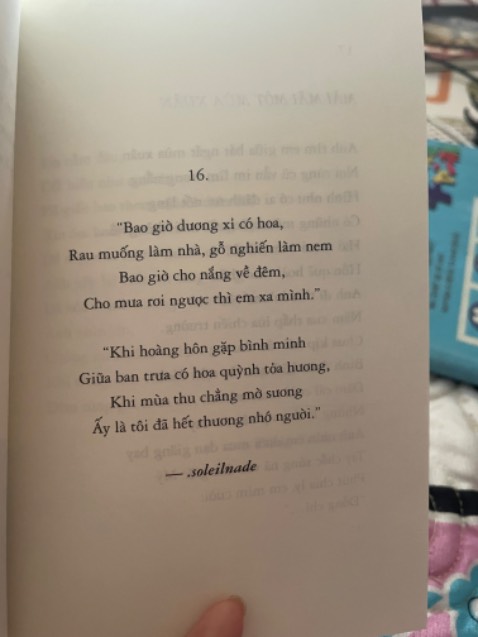 Thơ đọc khá vui, lãng mạn cũng có nhé. Nói chung có những câu mà mình đọc cười té ghế. Có những câu đọc khá thấm. Sách nhỏ gọn cỡ 1 bàn tay thôi. Mang đi bỏ túi du lịch được.