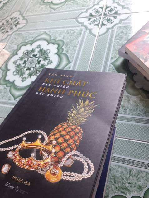 Đang đọc sách thì hào hứng đi nhận hàng xong không còn tâm trạng đọc nữa
Bản thân mình là người trân trọng sách, nên mình chỉ mua ở nhà sách và ở Tiki vì tin tưởng khâu đóng gói và sách chính hãng.
   Vậy mà hôm nay mình nhận 5 quyển sách để trong 1 thùng không hề được bọc, kết quả sau quá trình vận chuyển sách cạ vào nhau và trầy trắng xóa 2 mặt sách cả 5 quyển, sách còn bị gãy bị gấp bìa sách, góc sách bị dập do vẫn chuyển xa mà không được bao kĩ, vì giới hạn 5 hình nên không up lên hết được chứ còn nhiều chỗ bị trầy và gập bìa nữa..lần đầu tiên mình cực kì thất vọng và bực mình với Tiki như vậy..sau này mình sẽsuy nghĩ lại về việc đặt sách tại Tiki
   Nếu được mình muốn đổi lại cả 5 quyển chứ nhìn sách mới về tàn tạ mà mình buồn quá......