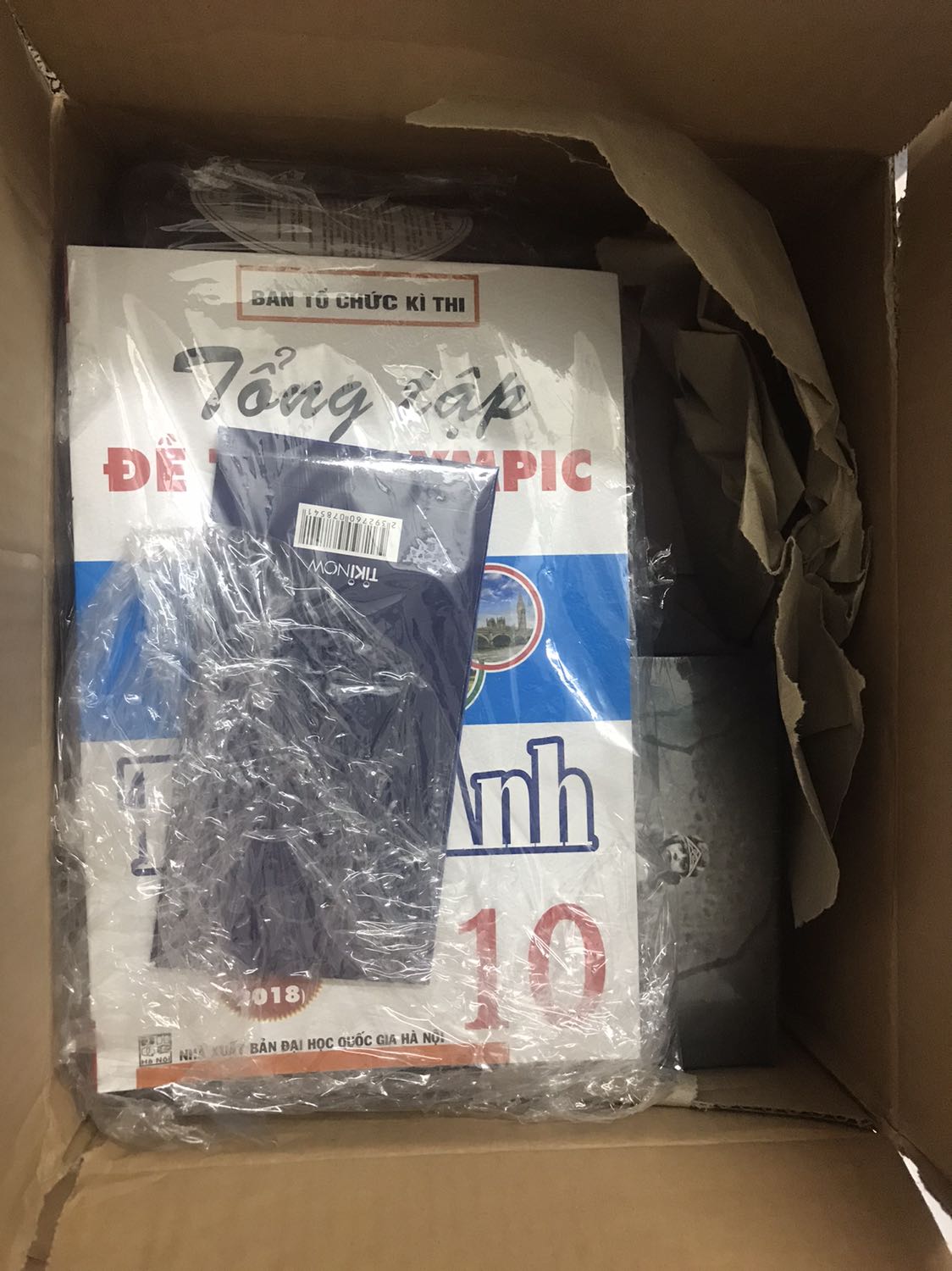 Giao sách đến thấy mới cóng mừng lắm mà mở ra làm mới phát hiện có tờ rời hẳn ra thế kia, xong đóng sách vào nhìn lại mới thấy 4 trang liền chưa cắt vẫn dính vào nhau? ko biết còn lỗi gì ko đây, thôi cái này lỗi bên in ấn nên mình sẽ bỏ qua, nhưng cộng thêm mấy lỗi gần đây đặt gặp phải nữa thì lần sau sẽ cân nhắc xem có nên đặt tiki ko