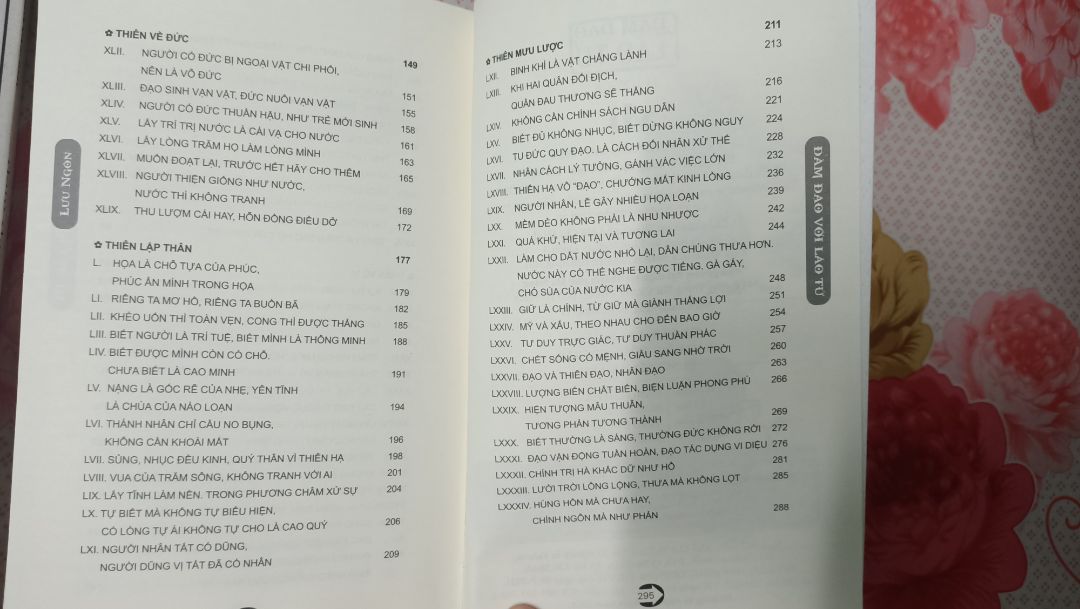 Trong 3 cuốn này thì cuốn Lão Tử là hay nhất bởi sự dễ đọc của ngôn từ, bài học cũng gần gũi cuộc sống hơn; đúng chất "đàm đạo" bởi nó giúp bạn có nhiều cái nhìn cuộc sống, bình tâm hơn và sống dễ dàng, chuẩn mực hơn. Đọc xong thấy rất nhẹ lòng.

Cuốn "Khổng Tử" thì chủ yếu bàn về chính trị không à, với nói luyên thuyên về  Khổng Tử, ngoài ra các cuộc nói chuyện rất là "tương đối" (kiểu ko có câu nói nào là chắc chắn hết, cứ nói ra rồi giải thích "ko phải vậy", "ý ko phải thế"...khiến mình thấy "ba phải" sao sao ấy ^^. Các bài học rất rất ít luôn và thấy nó không hợp cho các bạn đâu. Đừng thấy danh xưng "Khổng Tử" mà nghĩ đọc được nó thì trở nên tinh thông, thanh cao, trí thức. :v

Cuốn "Phật Đà" là cuốn tác giả viết DỞ nhất. Phật là người rất gần gũi với chúng ta vì nước ta chủ yếu là đạo Phật nên rất nhiều người sẽ hi vọng rất nhiều về nội dung của cuốn này. Nhưng đọc xong thấy thất vọng tràn trề luôn mn ạ. Nó không đúng chất "Đàm Đạo" mà cứ như là "Kể sử" vậy. kể về cuộc đời của Phật rồi các học trò. Phần lớn sách là cuộc nói chuyện của Lâm Thấm với Lý Giác Minh chứ không phải là Phật Đà. Chương 1 các bạn không nên đọc vì nó viết rất chán. Các chương gần cuối cũng vậy. Các bài học rút ra từ cuốn này thì nhiều hơn cuốn "Khổng Tử" một chút. Nhưng cách viết của tác giả khiến các bạn đọc xong là mất niềm tin vào giáo lý Phật luôn ấy. Rồi tác giả kiểu tân bóc Trung Quốc nữa. Mình khuyên các bạn không nên mua cuốn này. Nếu thành tâm với Phật thì nên tìm đọc các cuốn khác hoặc vào chính trang Phật giáo trên mạng đọc nhé. sẽ tốt hơn.

Tóm lại 3 cuốn thì chỉ nên mua "Lão Tử" thôi (đánh giá 4.5*) . Mình cho trung bình 3 cuốn là  3* vì đọc quá nhiều trang và tốn thời gian mà bài học không xứng đáng cho lắm với công sức bỏ ra. 
p/s lời nhận xét của mình mang ý kiến cá nhân và thành thật chứ không như quảng cáo đâu nhé. các bạn đừng để bị ***. và nếu ai muốn mua 3 cuốn thì cứ mua. Vì đọc sách dù gì cũng là việc tốt hơn bấm đt, chơi game mà nhỉ :D