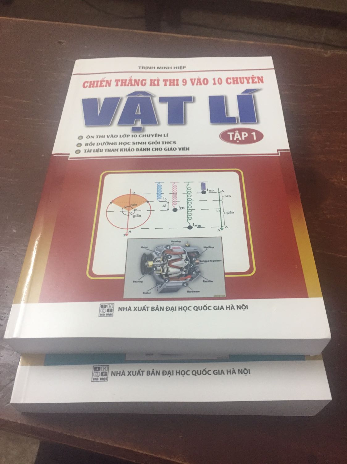 - Tiki giao hàng trong thời gian dự kiến, có bọc bookcare nên sách khi nhận về còn mới, mình cho 5 sao về điều này
- Tuy nhiên, khi cầm quyển sách trên tay, mở ra, giấy mỏng, bản in mờ như photo, sách in để lề dưới quá thấp, sát vào trang in. Bên cạnh đó, có những trang có cả vết ố vàng như ảnh. Dấu phẩy phía trên (ví dụ d') để định dạng khá xấu. Đồng thời, sách không có tem chống hàng giả. Mình mua sách Khang Việt trực tiếp ở cửa hàng sách nhiều rồi đều không thấy có nhưng chất lượng giấy tốt hơn nhiều. Nói chung, có cảm giác cầm phải sách in lậu trên tay!!! Do đó cho 1 sao
- Nói chung, chất lượng bản in và giấy đáng 1 sao, chất lượng đóng gói và giao hàng 5 sao, nên tổng hợp lại mình đánh giá 2 sao, khoing thể hơn được vì hằng ngày cầm sách trên tay thấy không ưng ý gì cả!!!