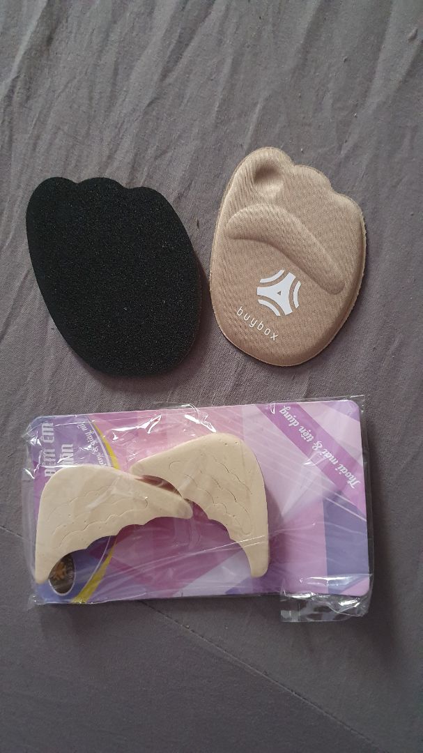 - sản phẩm đệm lót mũi giày êm, bề mặt may kỹ, mặt dưới không có keo có thể tháo ra giặt xài lại. 
- cao su non lót mũi giày thiết kế không phù hợp lắm. Thiết kế để chặn mũi ngón chân mà khi mang lại đè mấy ngón chân lên nó luôn ! - sản phẩm đệm lót mũi giày êm, bề mặt may kỹ, mặt dưới không có keo có thể tháo ra giặt xài lại. 
- cao su non lót mũi giày thiết kế không phù hợp lắm. Thiết kế để chặn mũi ngón chân mà khi mang lại đè mấy ngón chân lên nó luôn !