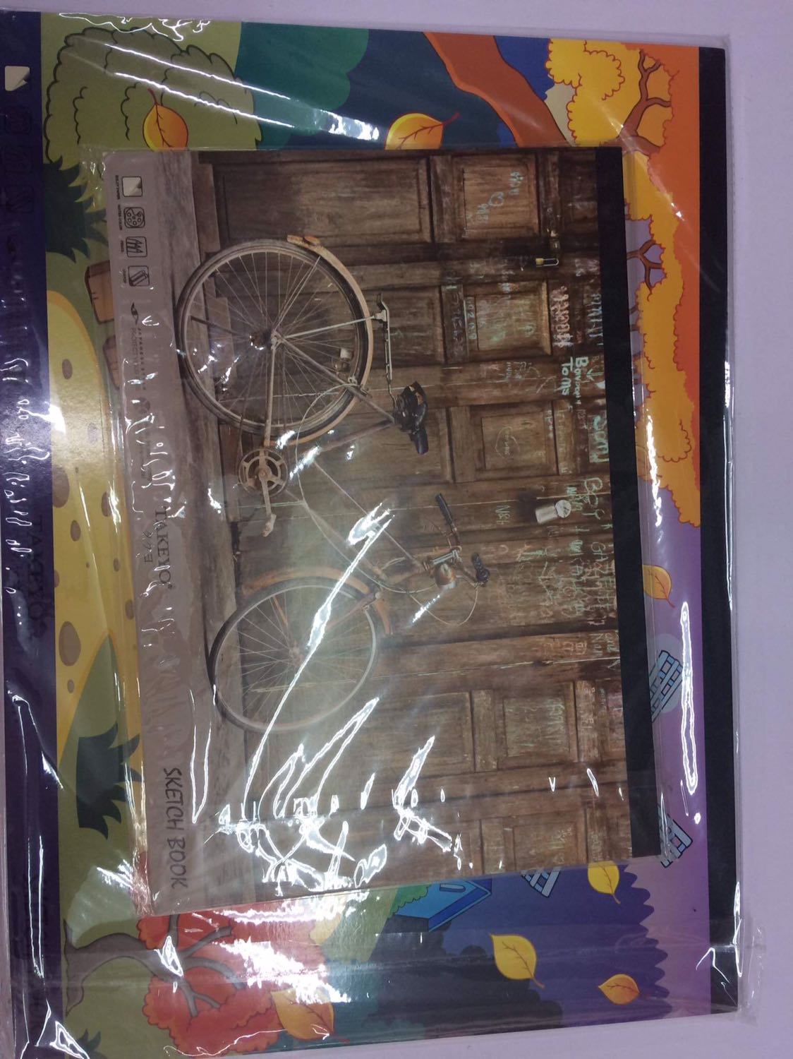 Giấy trắng ngà, độ dày vừa phải , mặt giấy mịn, mình mua cho bé vẽ bài họa lớp 6 , bé rất thích !