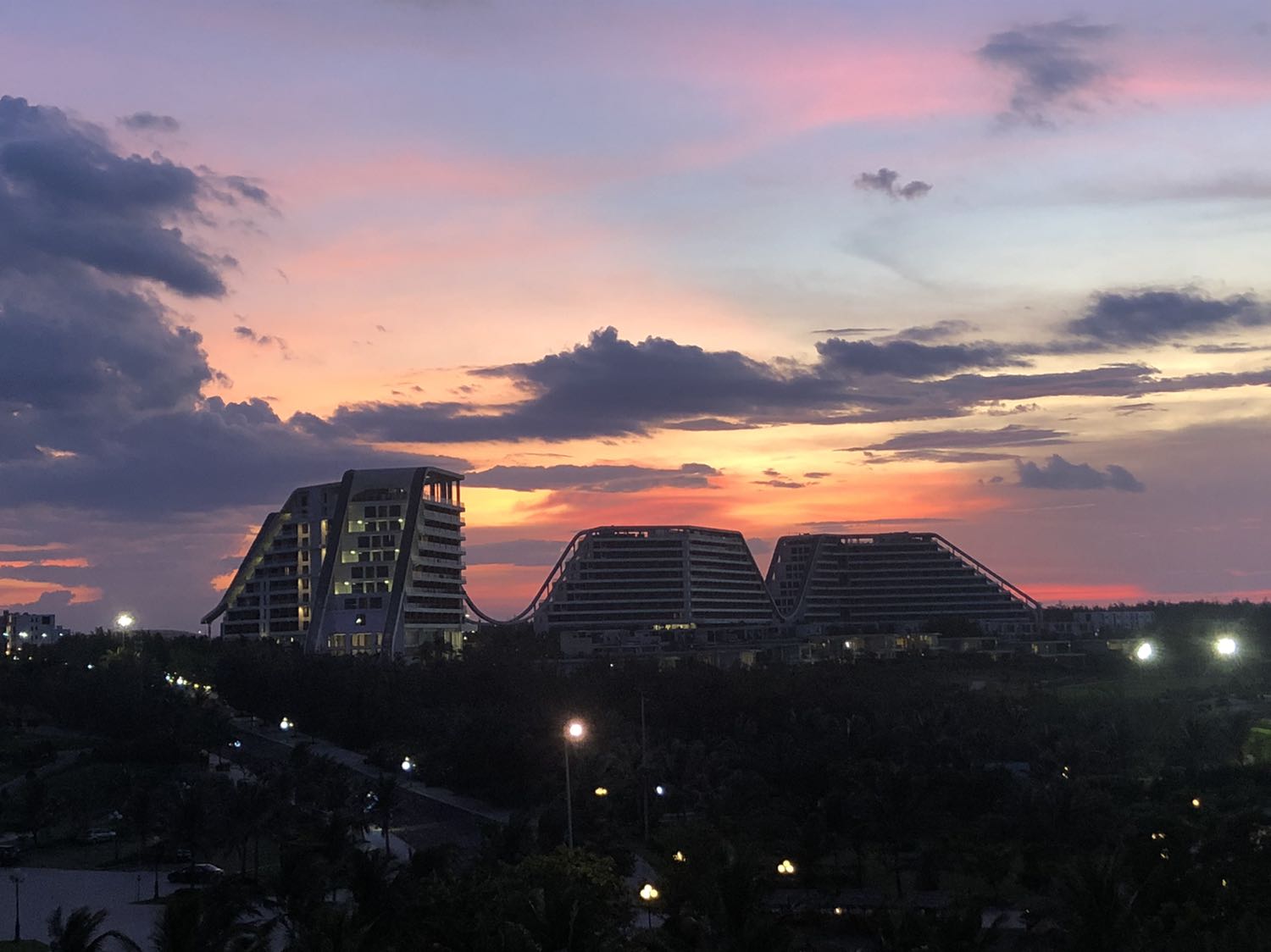 Về cơ bản với giá này thì máy đang rất là okiela, mình sử dụng với chế độ thứ 5 (mạnh nhất) thì bung cả alo chảy cả máu nhưng lại chưa đẩy hay lấy hoàn toàn được mảng bám như miếng thịt to do đầu tăm chưa quá tối ưu hoặc tập trung, cần mất nhiều thời gian để lấy hết ra(trung bình 2 lần lấy nước).Với những bạn muốn tối ưu đồng tiền theo kiểu bỏ ra 3-400 nhưng ko khác gì mấy máy 7-800 thì mình thấy nó đáng để thử đó. Review có tâm *** cả ra phải tự thưởng bản thân 1 ép táo mới được. Thế nha mọi người.