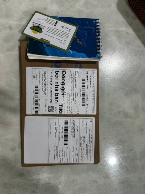 Tiki giao cuốn percy jackson mà về mở ra chỉ có bao bì và cuốn sổ nhỏ 
yêu cầu giao đúng sách đã mua, sai hàng, chỉ có cuốn sổ😭😭😭😭