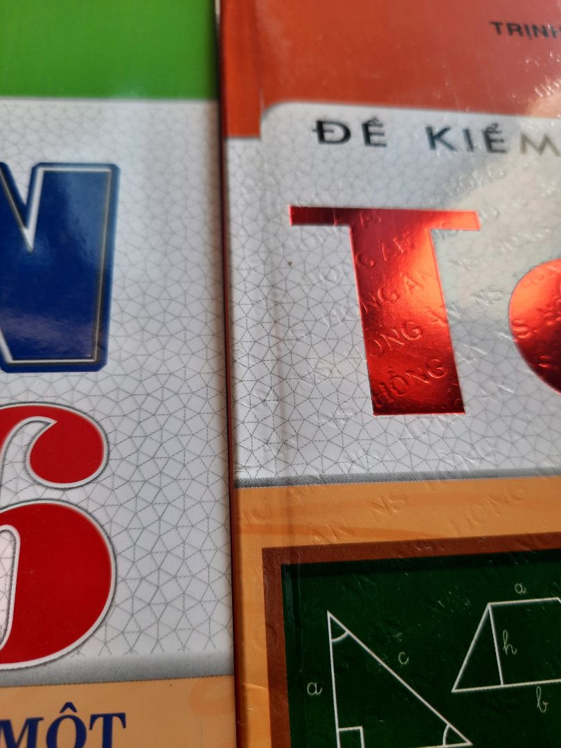 Nhà sách cẩn thận ghi : Để xác định sách chính phẩm ,chúng tôi in chìm ở bìa 1 và 4 chữ : NS. HỒNG ÂN . Nhưng T mua 2 cuốn thì 1 cuốn đúng là có chữ, cuốn còn lại  không có chữ ( Xem ảnh ) . Nhà sách cần truy vết xem cơ sở nào in lậu hoặc đánh cắp thương hiệu nhé !