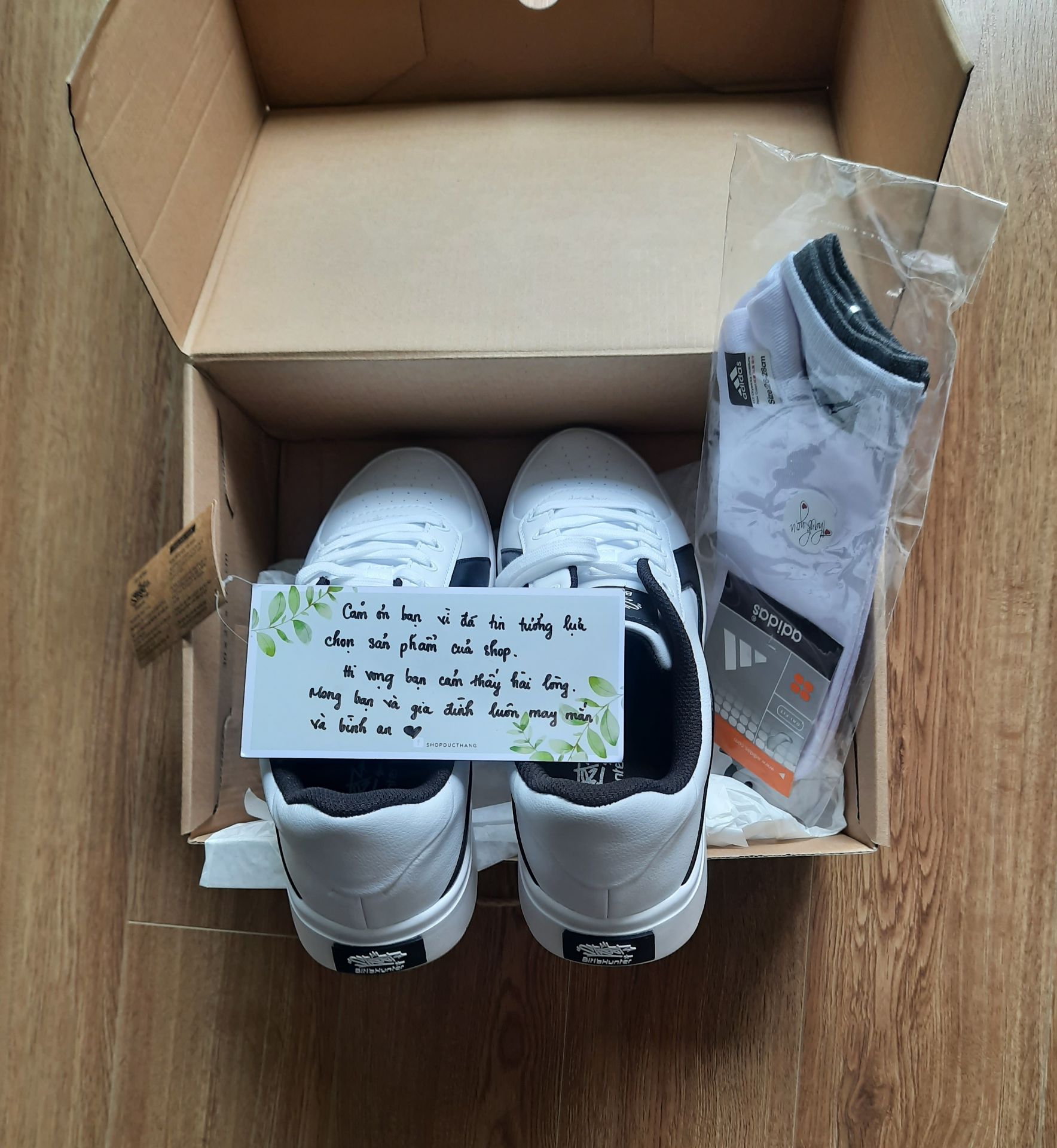 Rất ấn tượng vì shop tặng kèm một đôi tất + thư cảm ơn viết tay.
Giày bitis cũng khá đẹp, mình tìm mãi mới thấy shop có mẫu này + size vừa với mình.