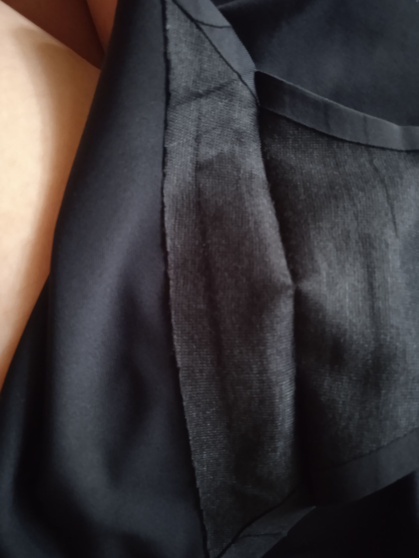 Giao đủ,đúng ,cũng như quần da ,quần tơi chỉ vì dính keo rất nhiều, cắt may hơi cẩu thả ,quần dán keo o phải đúc su đúng nghĩa đen của nó ,55kg đến 65kg nhưng t mặc lại chật ,quần có mùi hóa học nồng lắm luôn ấy, đi giặt phơi rồi vẫn còn mùi ,đóng gói tệ ,chỉ bỏ bọc ni lông đen rồi cột lại,chỉ ở mức tạm !