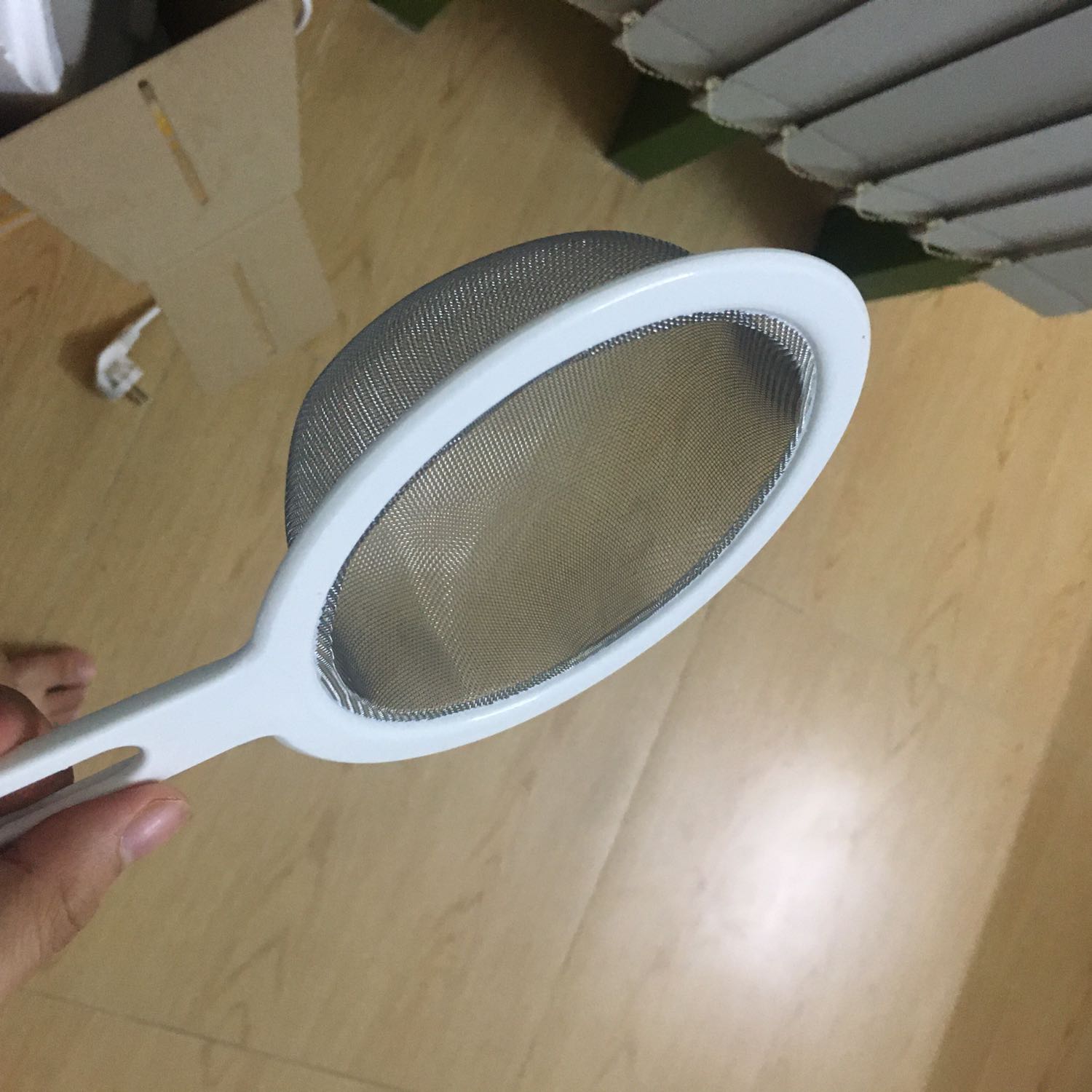 Sử dụng một thời gian mới lên để review. Máy làm sữa nhanh, tiếng kêu giống tiếng nước sôi, không quá ồn. Làm sữa đậm đặc thơm chứ không loãng như ở ngoài, nhưng phần bã nếu xay được mịn hơn thì có thể uống cả bã. Xay xong bỏ phần bã đi quá nhiều. Mong bên nhà sx cải tiến lưỡi xay mịn hơn. Cảm thấy phần chất liệu của lõi khá dễ bị gỉ.