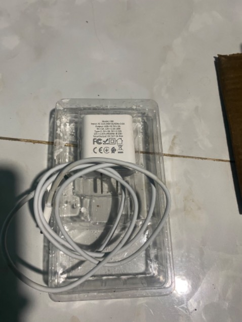 Mua về sạc không được. Không có ten bảo hành trên bộ sạc. Giờ bảo hành thì hẹn 25-45 ngày mới xong có thể sớm hơn. Do hộp mình bị cháu chơi xé bỏ mất tiêu rồi nên chỉ bảo hành thôi.