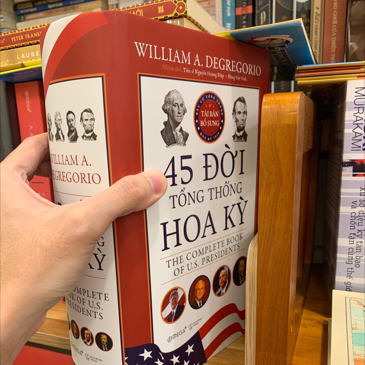 Sách đẹp cực kì, giao hàng tới nơi mới tinh, không cấn móp trầy xướt. Nội dung sách tổng kết rất chi tiết về 45 đời tổng thống mỹ, những chính sách của mỗi ông trong mỗi thời kì, rất hợp lý cho những bạn thích nghiên cứu lịch sử. Cần cái nhìn của các tổng thống mỹ để hiểu về những gì đang diễn ra ở khi vực nóng trên thế giới.

Cám ơn tiki đã giao hàng nhanh