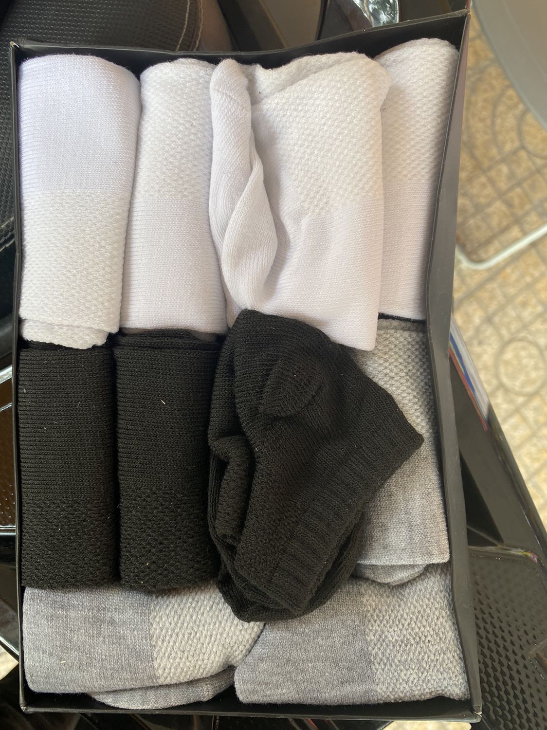 lần trước mình mua, tổng 5 màu 1 loại 2 cái, bao bì giống hình , lần này mua thì quá thất bại. vải thô , nhằm đôi chiếc nhỏ chiếc to. gói sản phẩm kém chất lượng, mong TiKi cải thiện tốt hơn. đánh giá 1 sao  vì sản phẩm kém chất lượng, thanhk