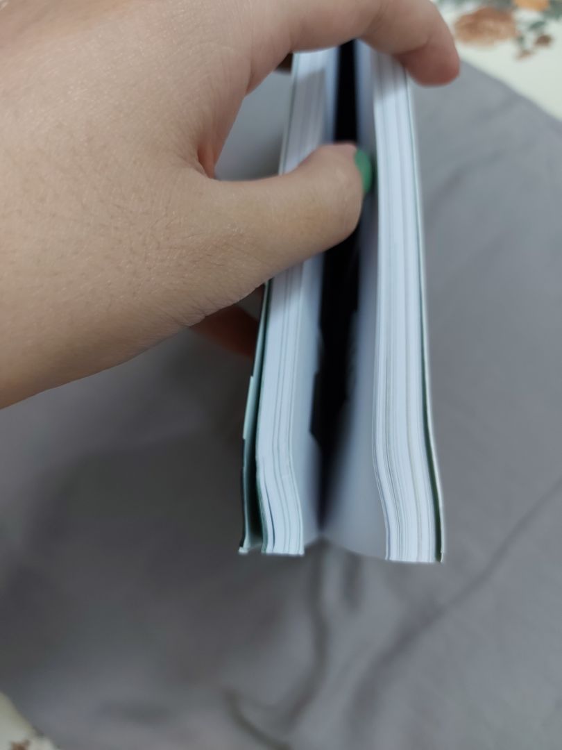 Khi nhận hàng thì hộp có tình trạng bị đục, rách ở 1 góc, k biết là do tiki sử dụng lại hộp cũ hay làm sao, dán keo cũng k được kĩ càng. So với những lần mua trước thì lần này đóng gói có hơi qua loa. May sao sách ở bên trong vẫn nguyên vẹn, duy chỉ có 1 cuốn bị gãy nhăn, quăn mép, nhìn hơi xót.