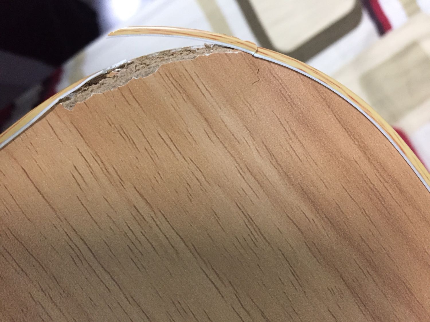 Mình vừa nhận hàng, lên nhà mở ra xem lỗi tung toé. 2 góc bàn bong tróc hết ra lòi cả mùn gỗ công nghiệp bên trong. (Ảnh chụp gửi kè). Khe gắn ipad lỏng. Túm lại shop phải đổi cho khách bàn khác ko bị lỗi, nếu ko phải hoàn trả lại tiền khách hàng. Rat mất thời gian của khách!