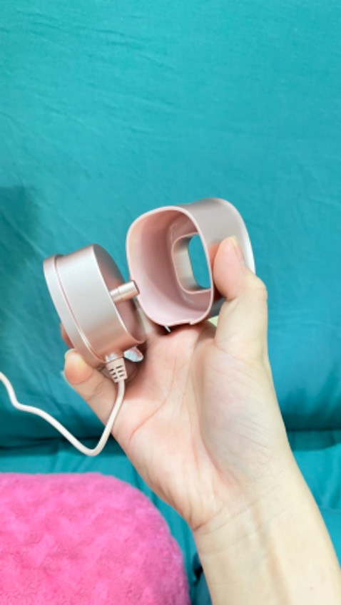 Xịn sò , đắng đo mãi mới mua vì mình thích màu tím. Mà đầu thay thế màu tím chờ mãi ko có hàng. Nên đành mua màu hồng vậy, đế sạc có 2phần nhưng nó ko co hít để dính vào bất tiện mỗi cai này.