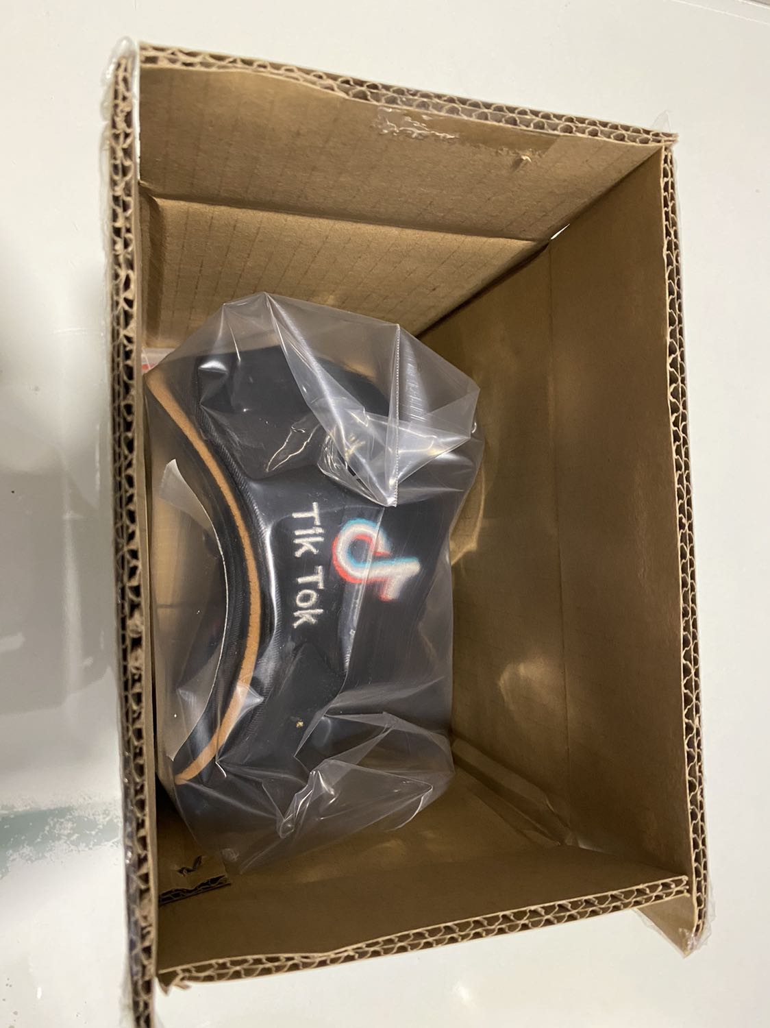 Ấn tượng đầu tiên là shop đóng gói sản phẩm rất kỹ lưỡng, hộp rất dày giúp form mũ không bị móp méo lúc vận chuyển
Bên trong còn đóng thêm lớp bì 😂😂😂
Nón đẹp, chất vải tốt, form cứng cáp
Nói chung giá và chất lượng không chê vào đâu được.
Sẽ ủng hộ shop lâu dài ^^