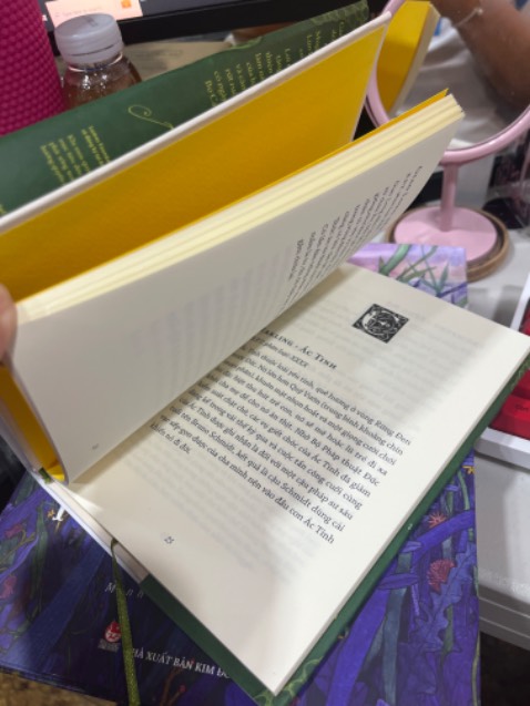 Bìa cứng , đóng gói ổn . Giá rẻ hơn mua ngoài nhà sách .