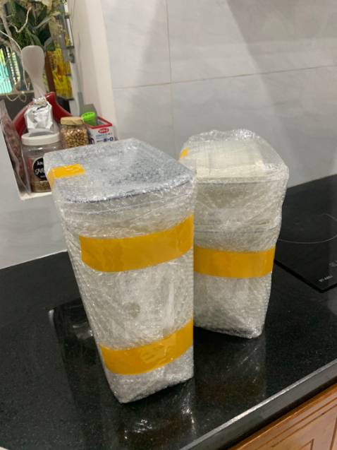 shop giao hàng nhanh, đóng gói cẩn thận. hình ảnh và màu sắc ởt ngoài đẹp mắt. chất lượng nhựa tốt, không dễ bay màu và không dễ dàng vệ sinh. thùng rác có nắp lật sạch sẽ. là một nội trợ tôi thấy rất hài lòng vì sản phẩm mình chọn cho gia đình vì nó có thể để được nhiều rấc trong gia đình. cvarm ơn shop và tiki đã mang đến sự lựa chọn tốt cho mình