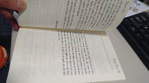 Giấy in hơi mỏng, lộ chữ ở trang sau, khó đọc.