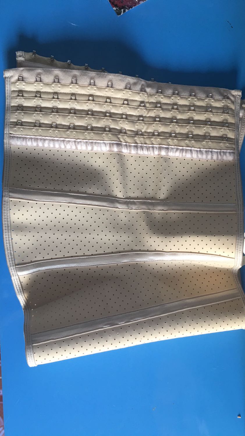 Shop tư vấn cho mình size L bị rộng. Về mình phải cài nút trong cùng nên xài được có một tháng là bị rộng và bỏ luôn. phí không cái Gen. chất liệu thì ổn, cao su mềm không bị bí hơi