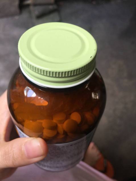 Vừa nhận được hàng mà cảm thấy không hài lòng về khâu đóng gói của cửa hàng. Sản phẩm đóng gói quá là sơ xài. Dù biết bán hàng trên tiki được kiểm duyệt rất kĩ nhưng vì khâu đóng gói không tốt mà dẫn đến người mua lo lắng về chất lượng bên trong của sản phẩm.