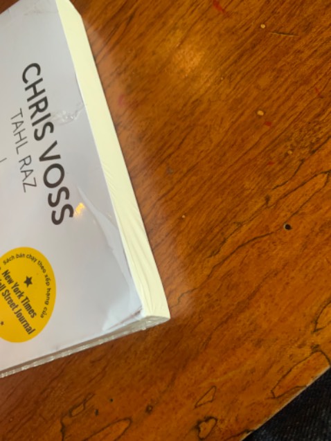 Đây là cuốn sách bắt đầu từ thời điểm đặt tới lúc nhận đc làm tui thất vọng. Giao hàng trễ, nhận hàng thì hộp méo đủ góc, tui nhìn là thấy bên ngoài méo mó như vậy kiểu gì sách cx có vấn đề. Góc dứoi cuốn sách bị méo vào trong góc trên cx y vậy. Vì cuốn sâch này tui đặt để tặng quà nhưng thật sự thất vọng khi nhận đc hàng về nó ….