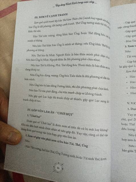 Sách trình bày lý thuyết rõ ràng, tuy nhiên từ đầu đến cuối tập 2 hầu như không có lấy 1 ví dụ. Đọc lời nói đầu thấy ghi người bình thường cũng có thể lĩnh hội, nhưng một cuốn sách không có nổi một quẻ mẫu để giải liệu có đạt không? Trên quan điểm của tôi, tôi cảm thấy phí tiền khi mua online 3 cuốn này. Một cuốn sách chỉ nói lý thuyết, chẳng một ví dụ giải quẻ mẫu. Thà mua tăng san bốc dịch, chu dịch dự đoán học đọc còn dễ lĩnh hội hơn vì có ví dụ minh họa rõ ràng, cầm tay chỉ việc, người biên soạn tự tin, mạnh dạn nêu những ví dụ và quan điểm của mình về quẻ gieo được, không ấp úng, làm sáng tỏ lý thuyết! Dưới đây là một số trang