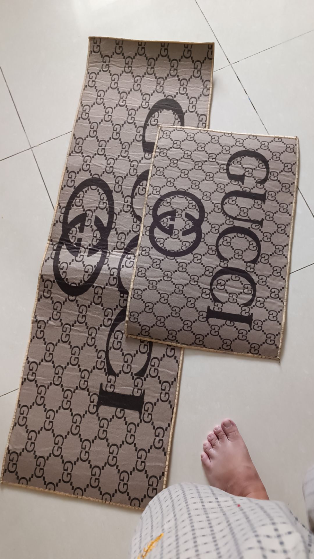 shop giao hàng hoàn toàn khác với mô tả cả chất liệu và mẫu mã, mình không chấp hành vi bán hàng này nên cho 1 sao