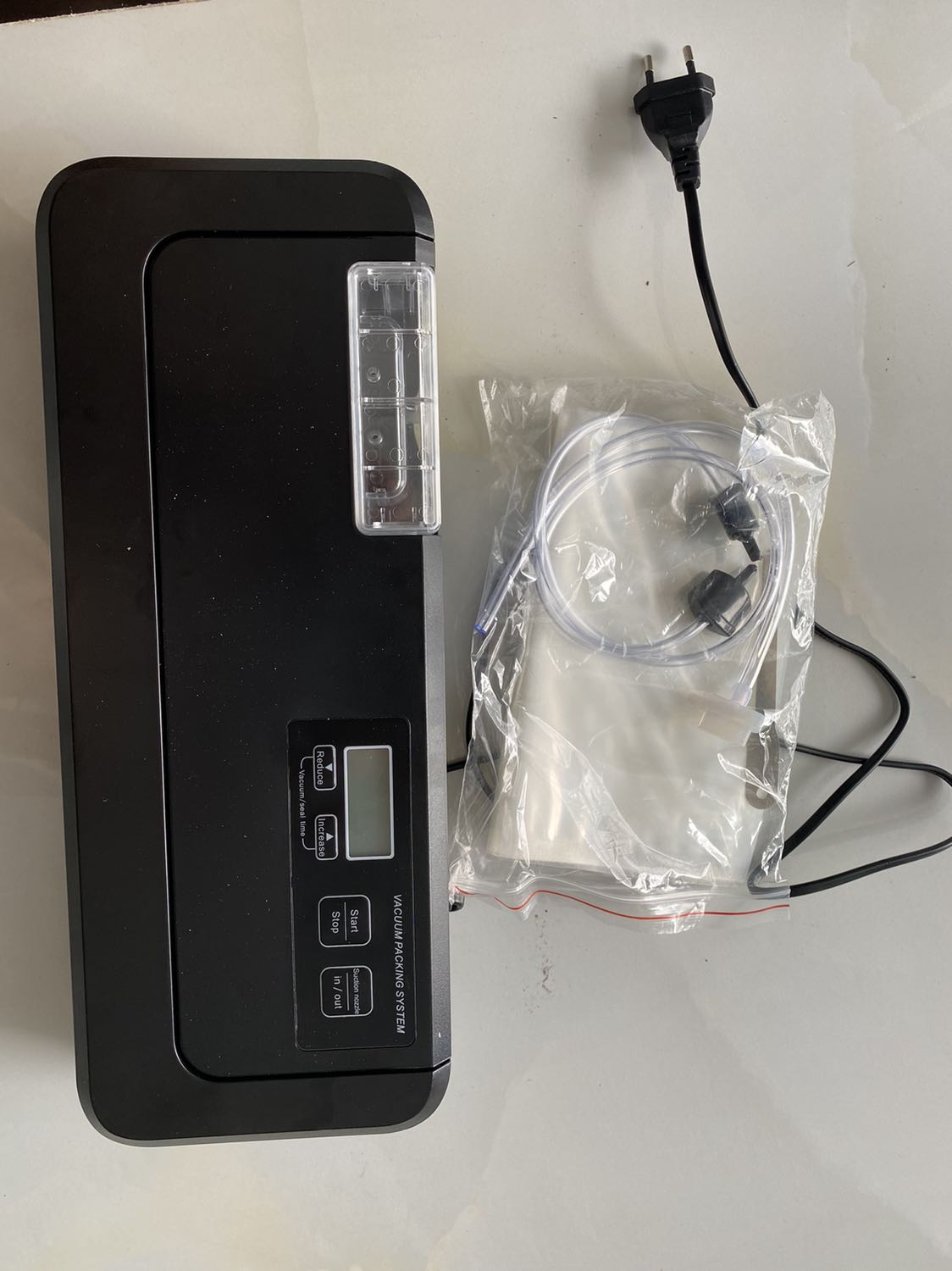 Giao hàng nhanh. Ép miệng túi khá tốt. Sản phẩm ổn. Khi đầu rút hơi thụt vào và đóng miệng túi thì mình thấy chưa hút hoàn toàn hơi. Giao hàng nhanh. Ép miệng túi khá tốt. Sản phẩm ổn. Khi đầu rút hơi thụt vào và đóng miệng túi thì mình thấy chưa hút hoàn toàn hơi.