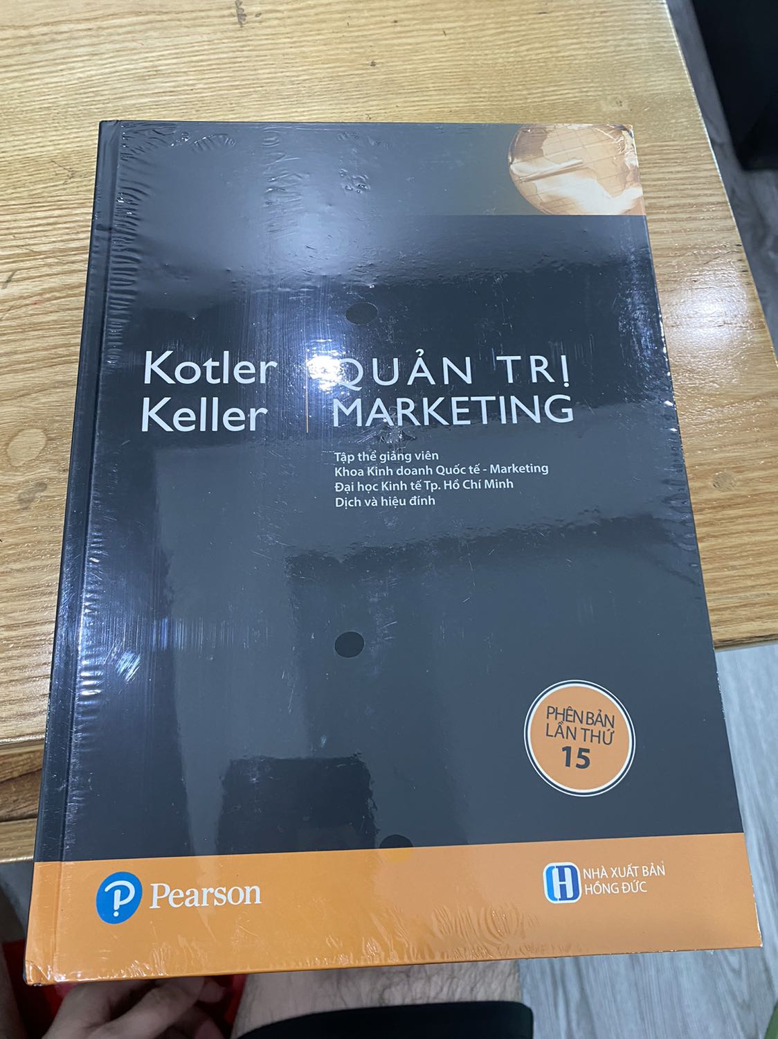 Sách bọc đóng gói rất kỹ càng. Sách khá to và dày nhé. Sách in màu chất lượng giấy tốt. Nội dung sách rất nhiều ví dụ và mô tả trực quan. chưa đọc nên mình chỉ nhận xét được như vậy