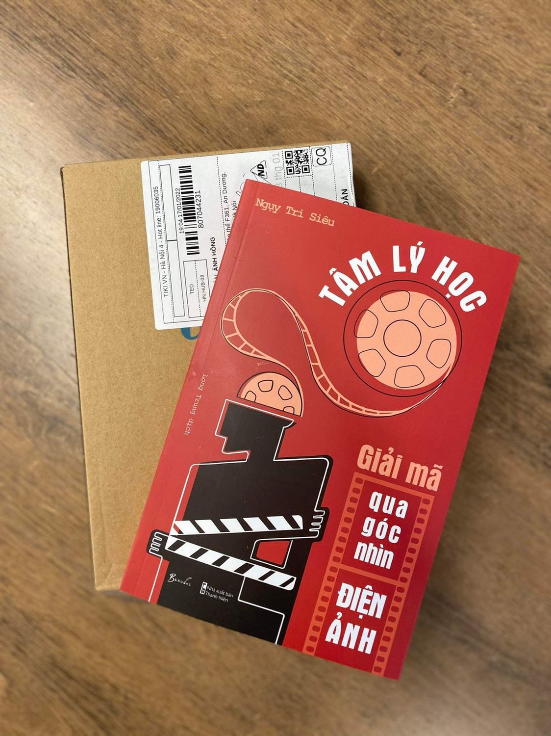 Đọc review hay quá nên quyết tâm đặt mua luôn. Chưa kể đây là chủ đề mình thấy khá ít sách đề cập đến, đó là kết hợp giữa điện ảnh với tâm lý học để làm rõ nhiều sự thật về tâm lý con người. Mở ngay chương đầu đã thấy một bầu trời vũ trụ điện ảnh rồi ý như: vì sao đưa anh tới; avater; the ring;....Chung quy lại là đáng đồng tiền bát gạo nha