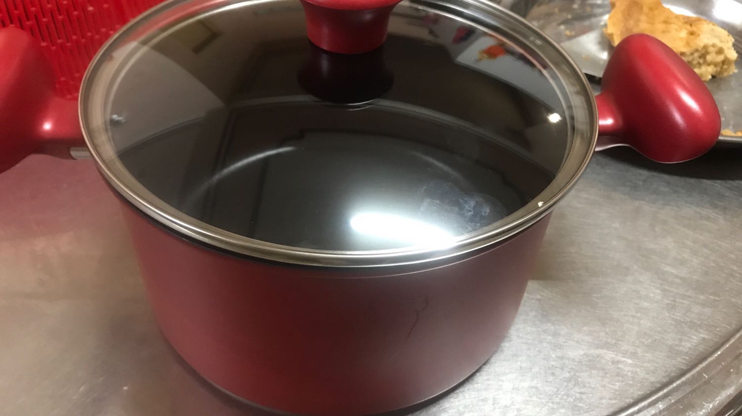 5 sao cho Tiki nha vì giao hàng siêu nhanh mặc dù dịch bệnh, đóng gói thì cẩn thận cực kì tới tận 2 thùng carton lận, giao hàng đủ kể cả quà tặng kèm. Nồi rất đẹp, không sứt mẻ và chống dính hiệu quả.
5 sao cho sản phẩm vì nướng đồ ăn rất là ngon, không dầu mỡ. Đã nướng thử khoai tây, cá viên chiên, thịt vịt và một số loại bánh. Khá là ổn áp nên trở đồ ăn thì sẽ ngon hơn!!!
P/s (sau sử dụng): Nồi vệ sinh dễ dàng, mọi người có thể dùng nước ấm và miếng rửa chén loại xốp để tránh trầy. Thiết kế của nồi còn có 4 chấu silicon nên cực kỳ yên tâm vì khó bị trầy. (Điểm mình rất thích là đây)