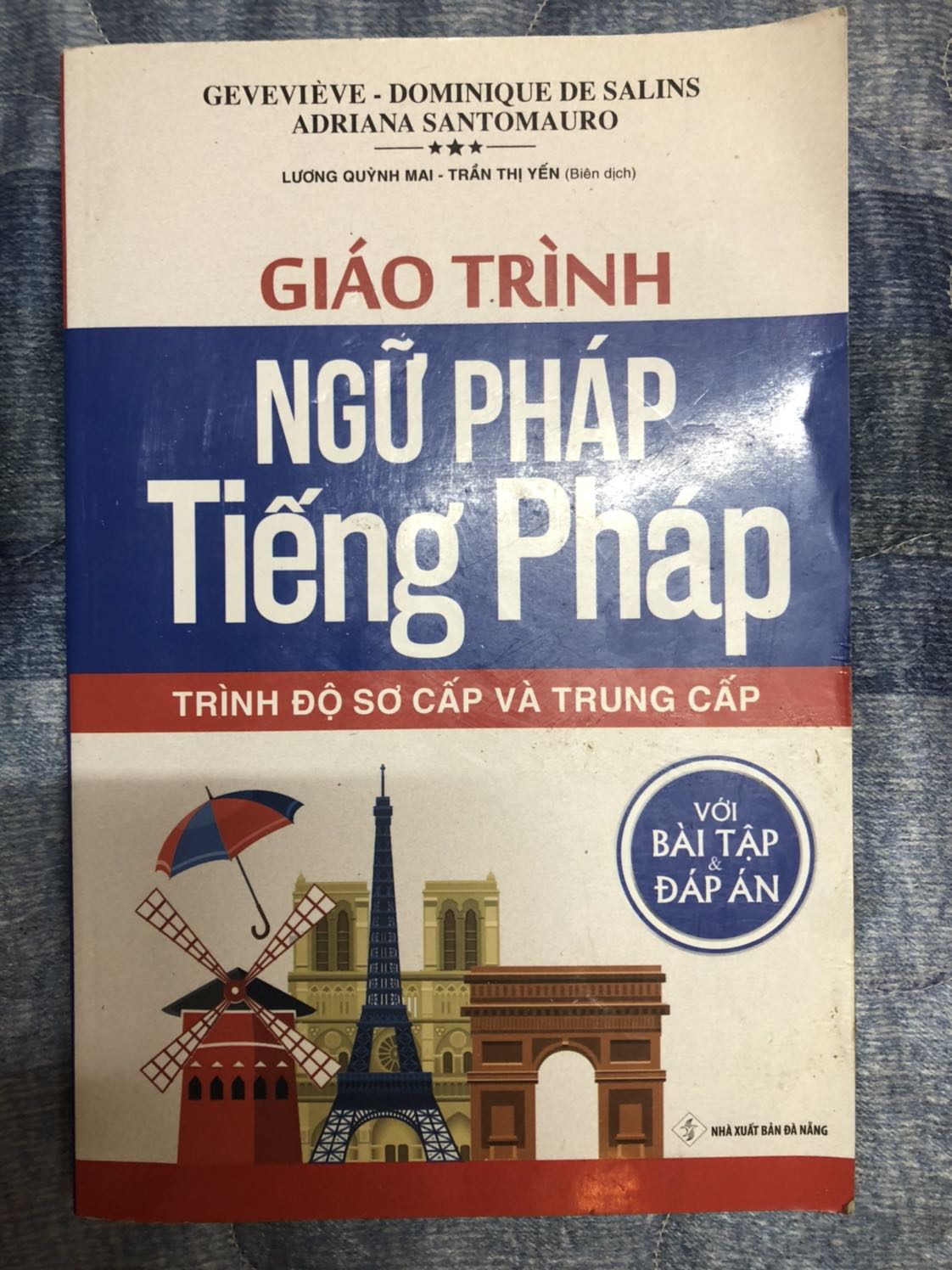 Từ hồi biết tiki đến giờ cực kì thích mua sách ở tiki, nhưng dạo này chất lượng quá kém, sách nhận đến tay vừa cũ vừa bẩn, bìa thì nhớp nháp cầm rít tay, giấy dơ và có mùi rất khó chịu. 
Nếu hết hàng tiki có thể liên hệ mình huỷ đơn hoặc báo lại mình chứ ai lại đi giao quyền sách như vậy. Chẳng hiểu nổi người đóng hàng sao có thể bỏ 1 quyển sách bẩn như vậy để giao cho khách hàng được.
Thật sự quá thất vọng, hi vọng tiki tới nhận và đổi hàng sớm nhất cho mình. Cảm ơn tiki.