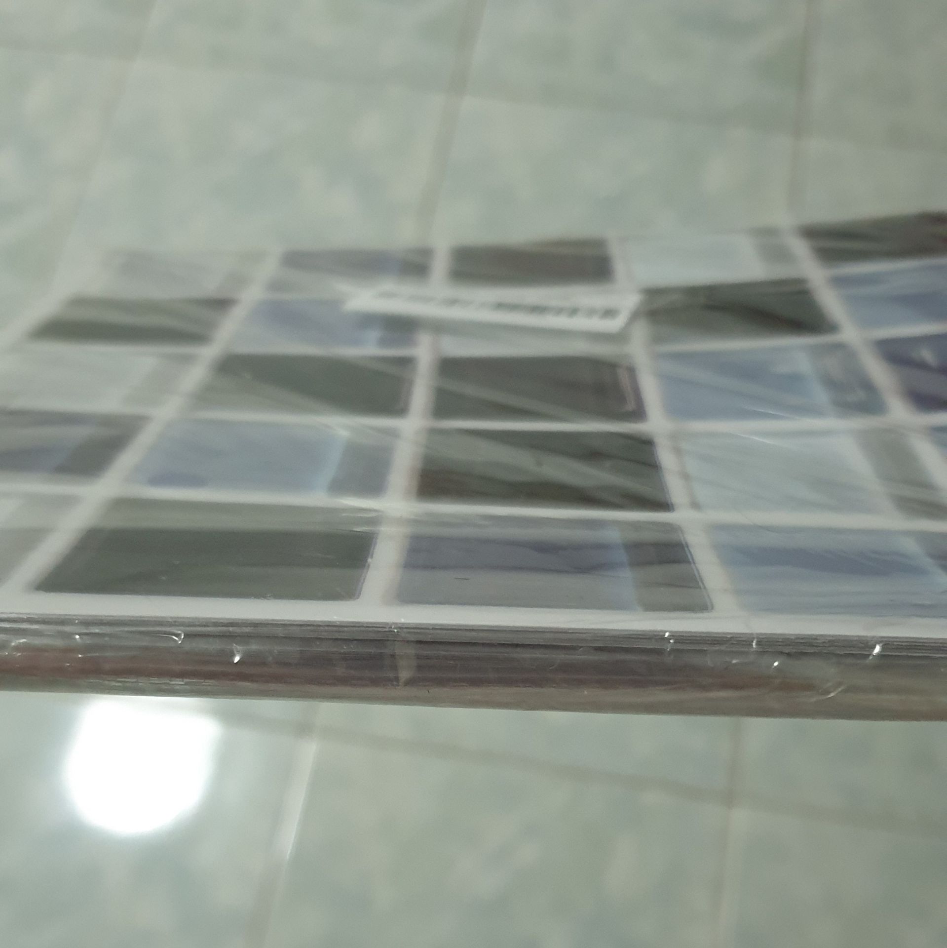 Rất hài lòng với sản phẩm. 
Chất liệu dày dạn, vuông vức và tạo hiêu ứng 3D như gạch thật. Có sẵn keo ở mặt sau. khi dán các bạn nhớ tháo lớp màn nilon trên bề mặt nữa nha.