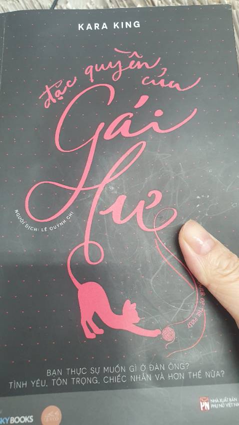 Ấn tượng về quyển sách này là bìa sách được thiết kế đơn giản chỉ hai màu Blackpink " in your area" ... Nội dung hay và sâu sắc để cho các bạn nữ nhìn lại bản thân và biết được bản thân của mình có giá trị, và đáng được trân quý như thế nào...