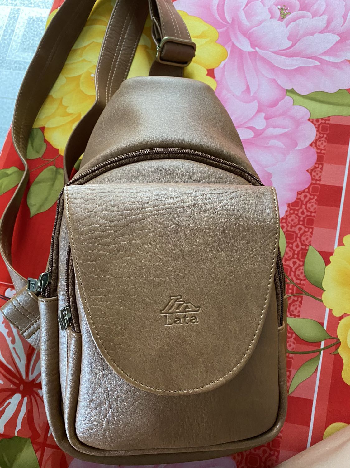 Đóng gói đẹp ok (5sao) .Túi k vô phom mình phải nhét thêm áo vô mới vô dc phom ( sửa dc nên 5 sao ) bị gãy da ngay chổ nắp đậy ( k bền ở chỗ này) . Túi đẹp ok . Bực bội về phần giao hàng của tiki mặc dù thanh toán momo để tránh tiếp xúc gần vậy mà khi nhận hàng phải trình chứng minh giấy tờ. Vậy thanh toán online làm gì bực bội. ( anh shipper ok chỉ làm theo quy định) mà bực đang dịch mà cứ phải trình giấy tờ để nhận hàng mặc dù đơn hàng dưới 200k