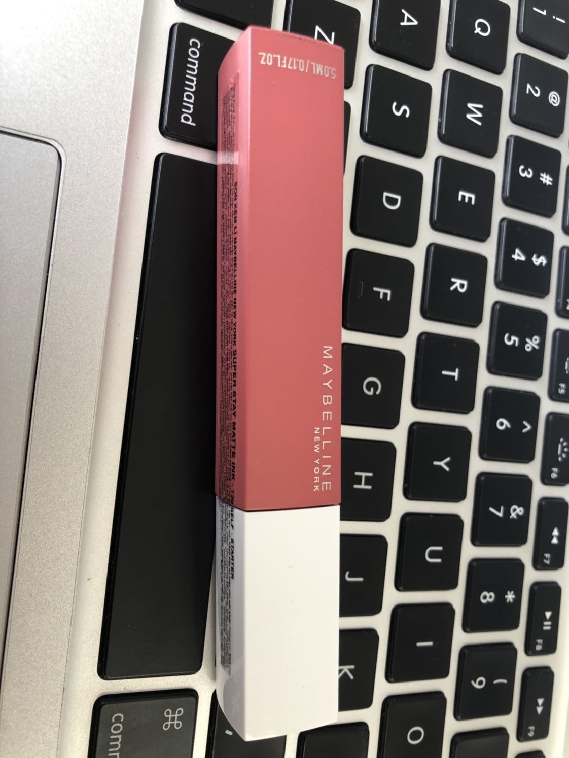 So với Maybelline Sensational thì dòng son Matte Ink này lâu trôi hơn một chút. Tuy nhiên để gọi là bám dính suốt 16hr thì không khả thi lắm, trừ khi bạn ko ăn ko uống j suốt thời gian đó =)) Nếu chỉ uống nước bằng ống hút và ăn nhẹ thôi thì son vẫn còn bám tốt. Còn mình test bằng cách uống nước trực tiếp từ ly thì son vẫn bán vào ly, còn sau khi ăn trưa thì son bay màu mất tiêu luôn. Haha
Ngoài ra son này khá khô môi. Bạn nên tẩy tế bào chết cho môi và dưỡng môi kĩ kĩ trước khi tô son để tránh trường hợp son bong tróc và lên màu ko mịn nha. 
Màu mình đang dùng là 130 Self Starter.