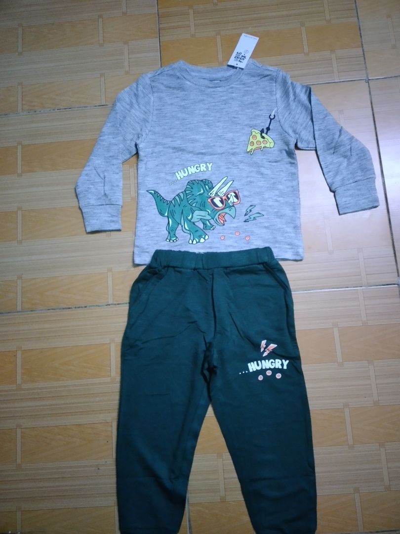 bộ đồ của shop mình rất ưng ý.chất vải mềm mịn , hình in đẹp ,bé nhà mình rất thích.